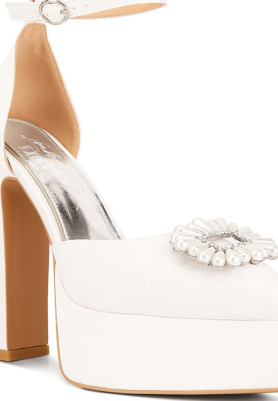 
            
                Load image into Gallery viewer, Maeissa Pearls Brooch Detail Block Heel Sandals
            
        