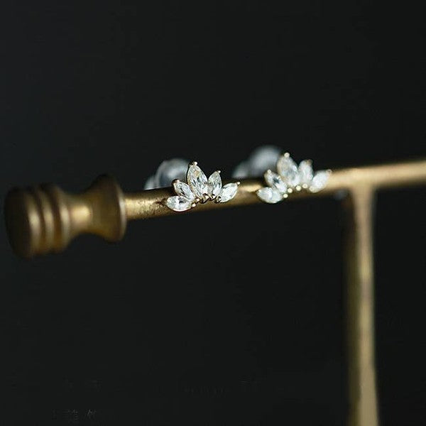 
            
                Load image into Gallery viewer, 14K Gold Snow Flower Stud Earring
            
        